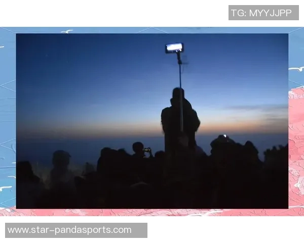 实时新闻李伟亲授攀岩技巧与心得分享助你轻松征服高峰